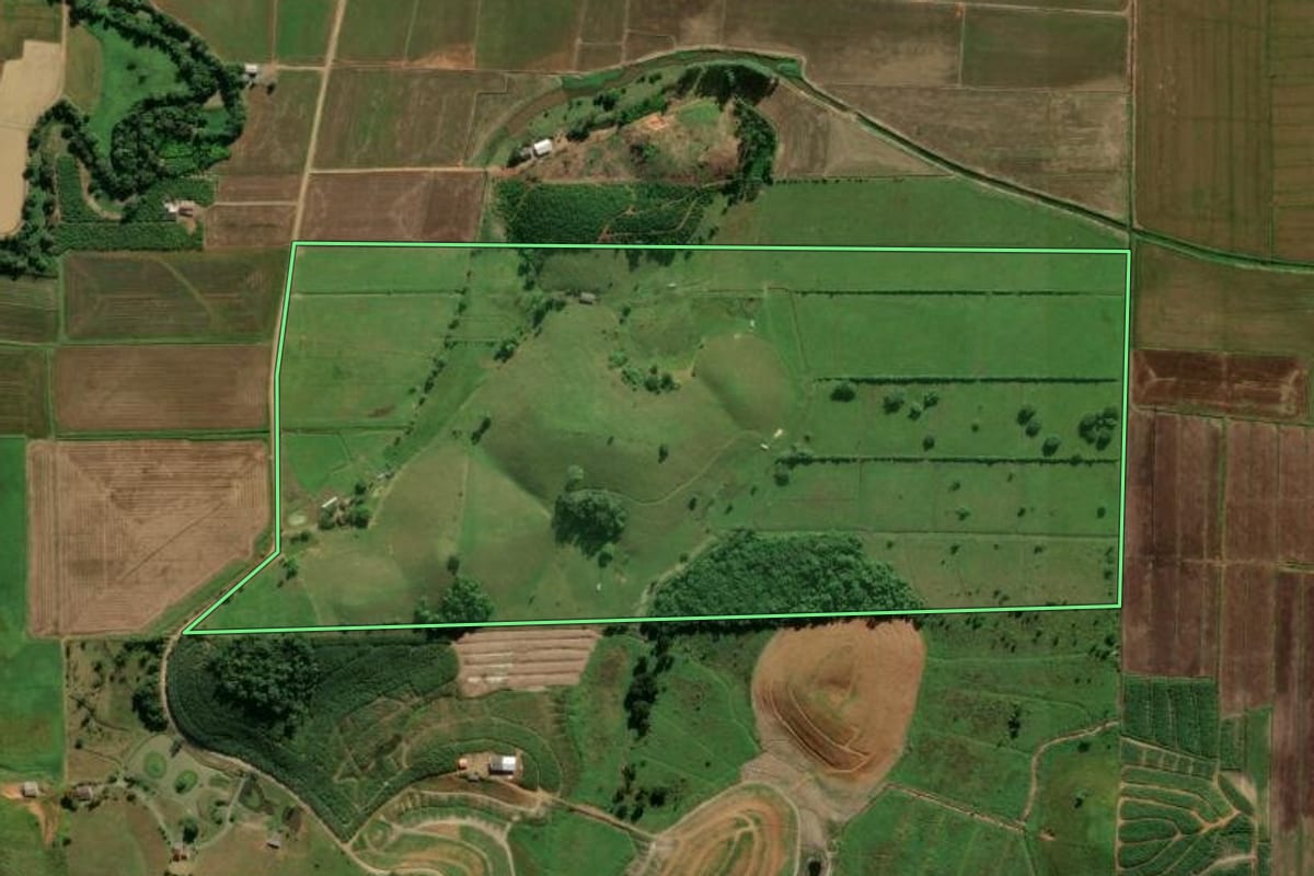 Imagem de satélite do imóvel rural em Guaramirim (SC), com o contorno declarado no CAR desenhado por cima.