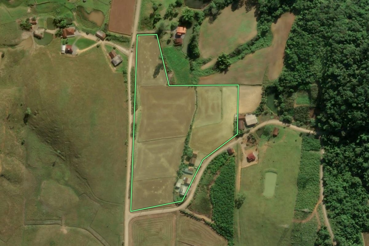 Imagem de satélite do imóvel rural em Guaramirim (SC), com o contorno declarado no CAR desenhado por cima.