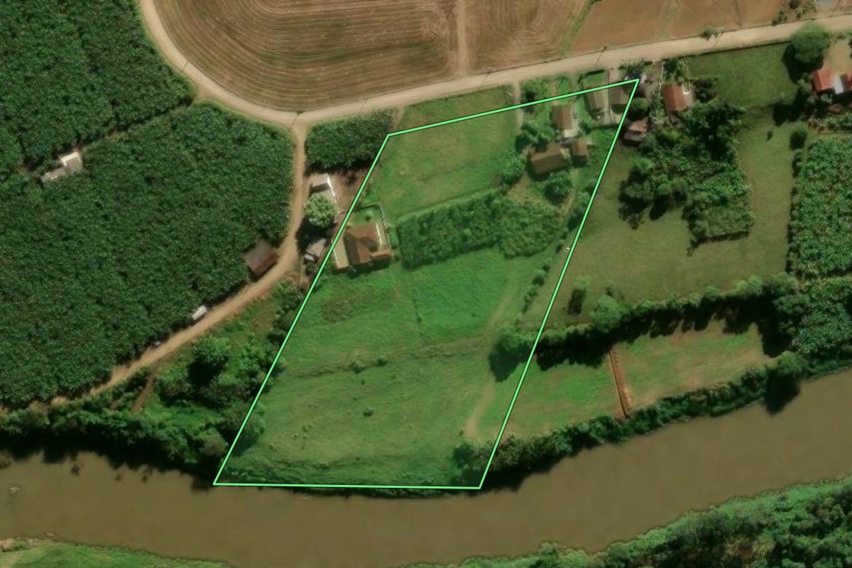 Imagem de satélite do imóvel rural em Guaramirim (SC), com o contorno declarado no CAR desenhado por cima.
