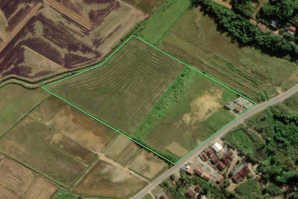 Imagem de satélite do imóvel rural em Guaramirim (SC), com o contorno declarado no CAR desenhado por cima.