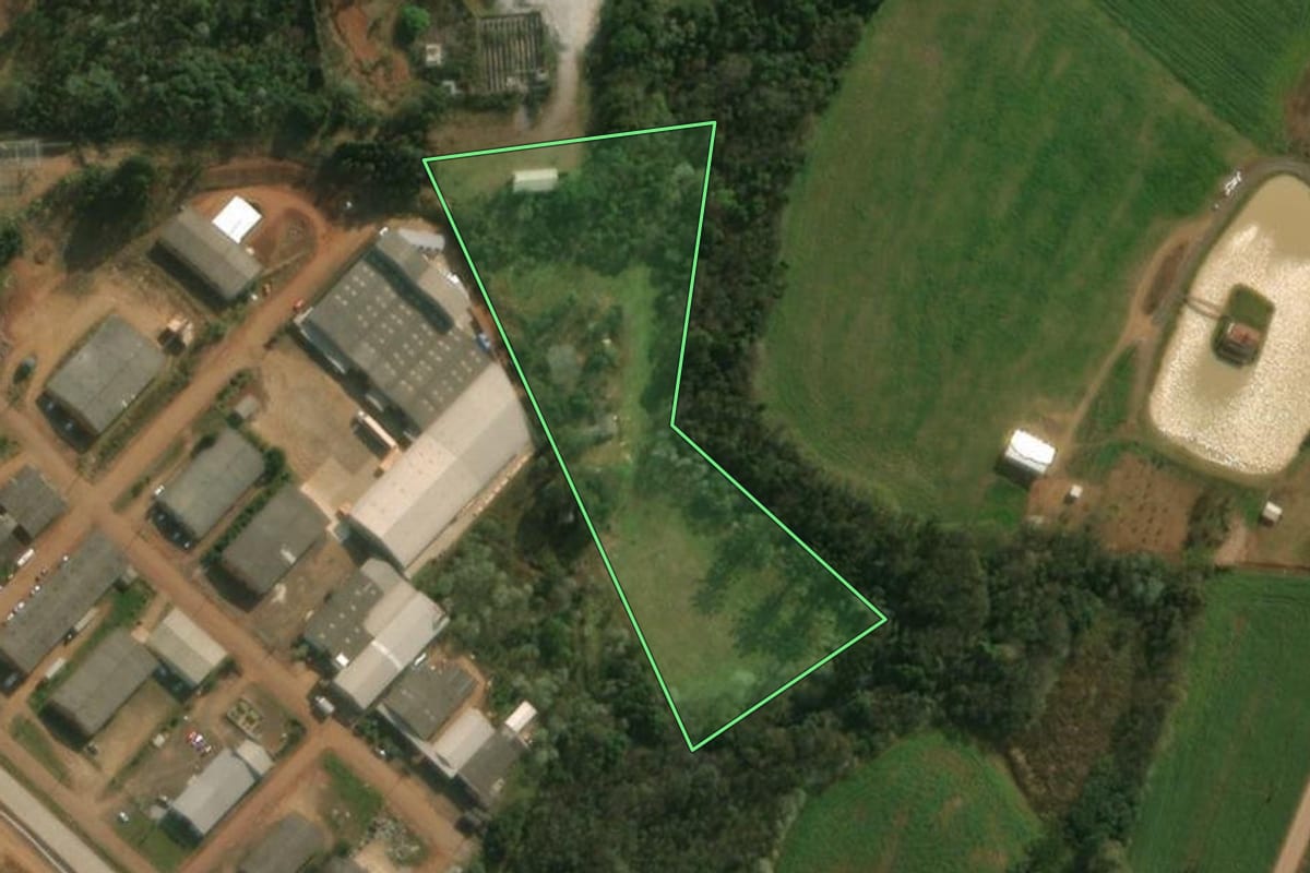Imagem de satélite do imóvel rural em Guarujá do Sul (SC), com o contorno declarado no CAR desenhado por cima.