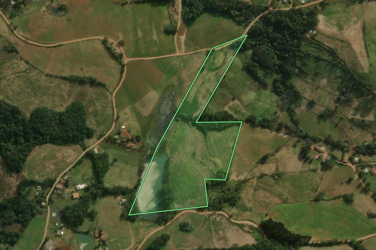 Imagem de satélite do imóvel rural em Guarujá do Sul (SC), com o contorno declarado no CAR desenhado por cima.