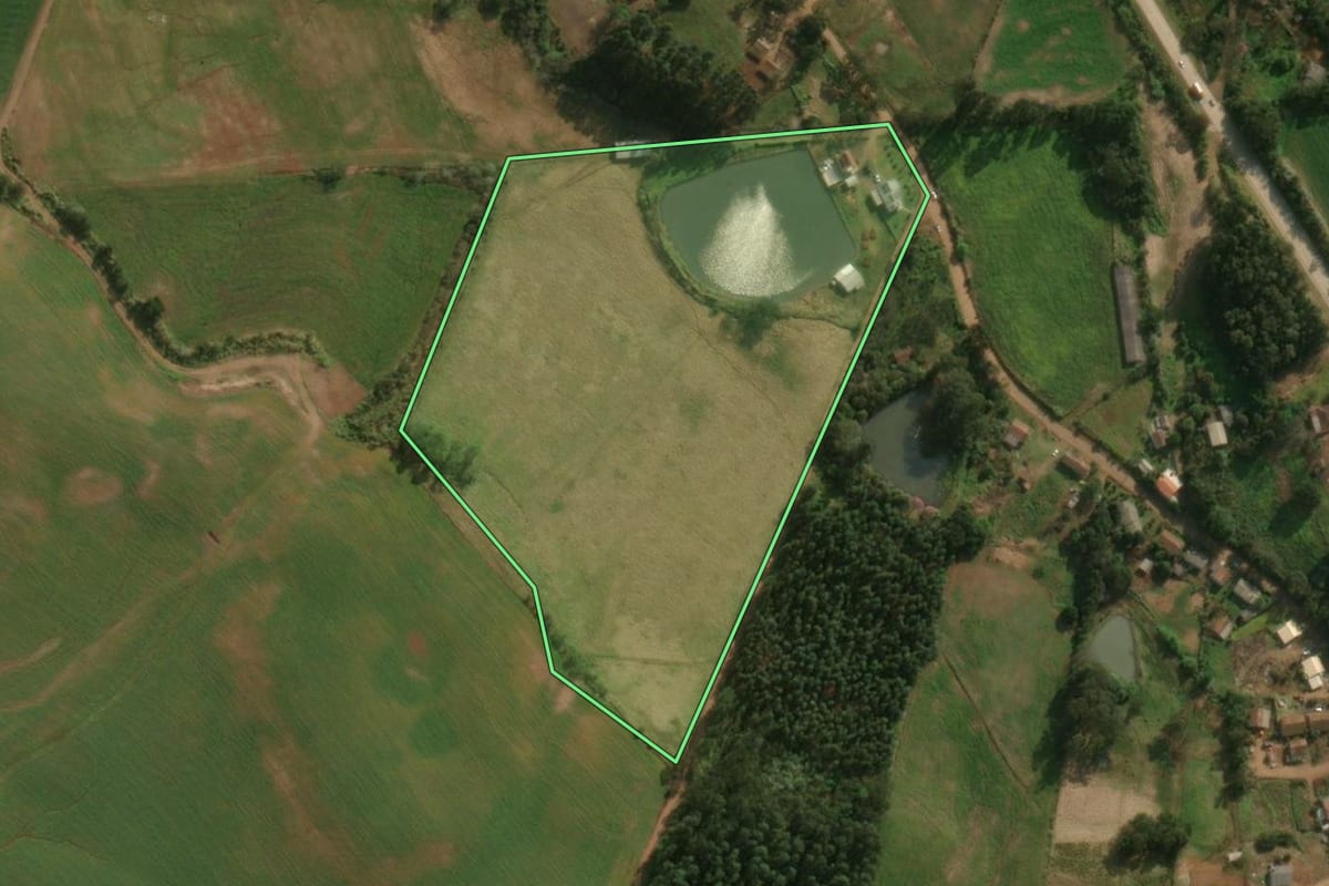 Imagem de satélite do imóvel rural em Guarujá do Sul (SC), com o contorno declarado no CAR desenhado por cima.