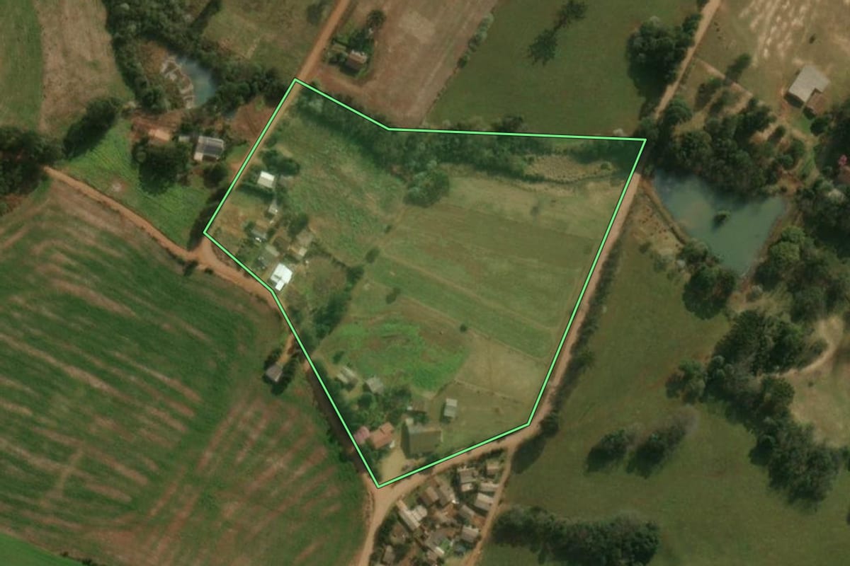 Imagem de satélite do imóvel rural em Guarujá do Sul (SC), com o contorno declarado no CAR desenhado por cima.