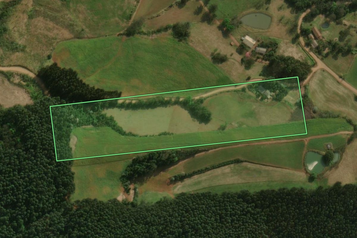 Imagem de satélite do imóvel rural em Guarujá do Sul (SC), com o contorno declarado no CAR desenhado por cima.
