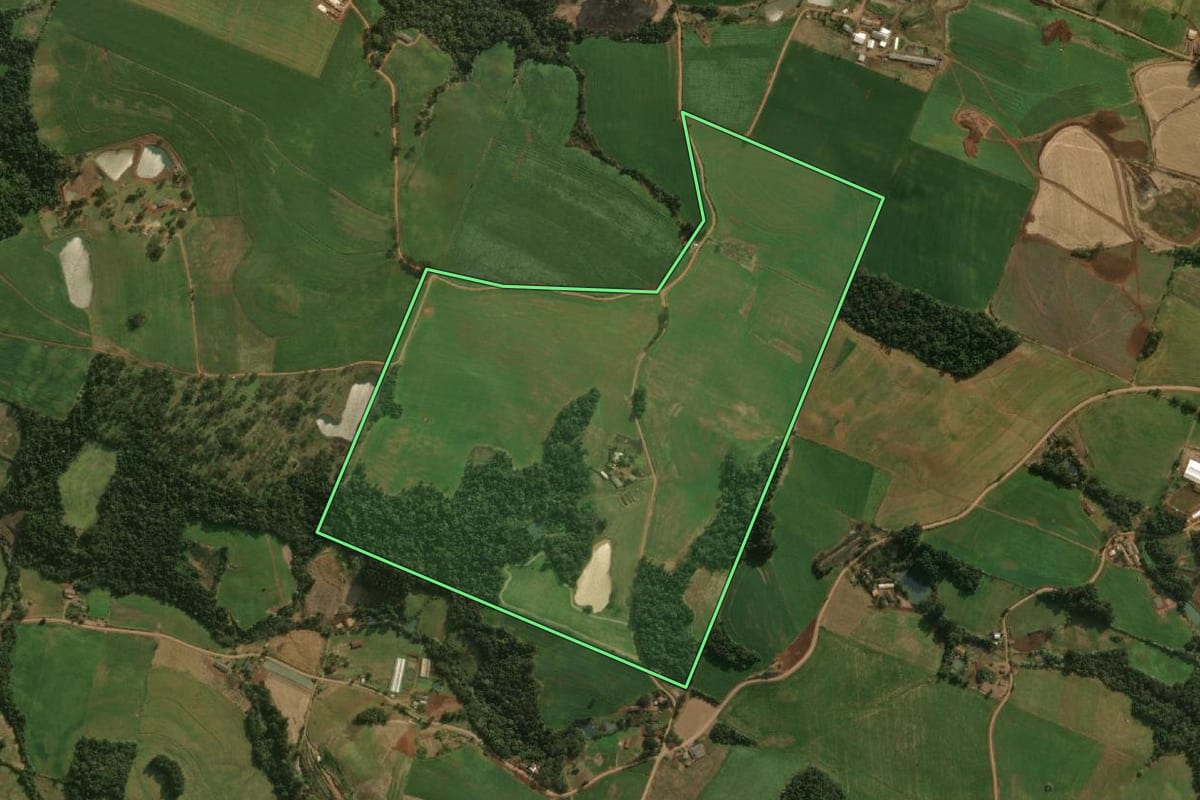 Imagem de satélite do imóvel rural em Guarujá do Sul (SC), com o contorno declarado no CAR desenhado por cima.