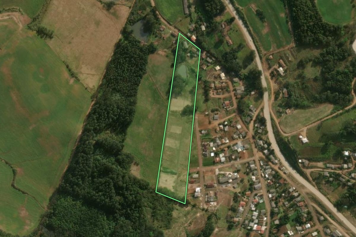 Imagem de satélite do imóvel rural em Guarujá do Sul (SC), com o contorno declarado no CAR desenhado por cima.