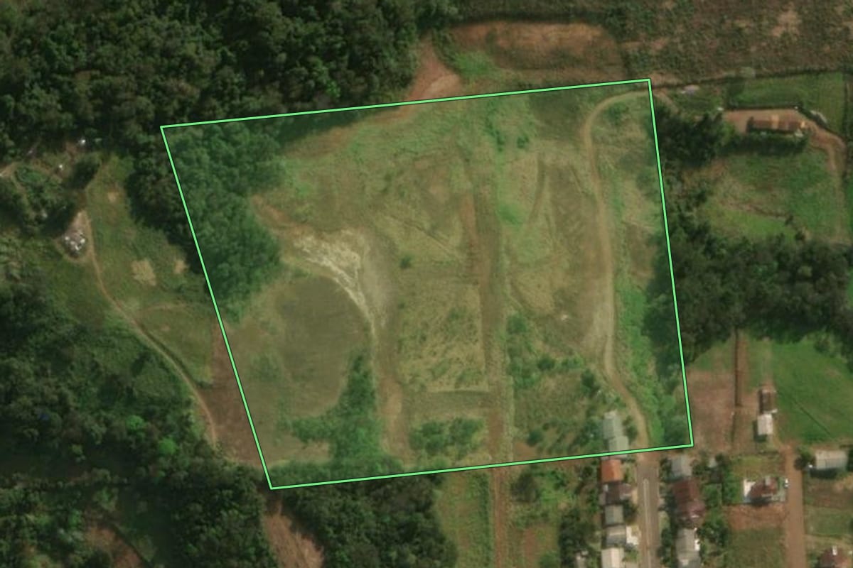Imagem de satélite do imóvel rural em Guarujá do Sul (SC), com o contorno declarado no CAR desenhado por cima.