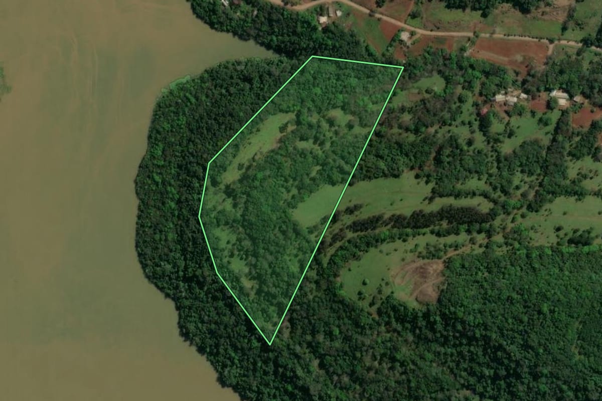Imagem de satélite do imóvel rural em Guatambú (SC), com o contorno declarado no CAR desenhado por cima.