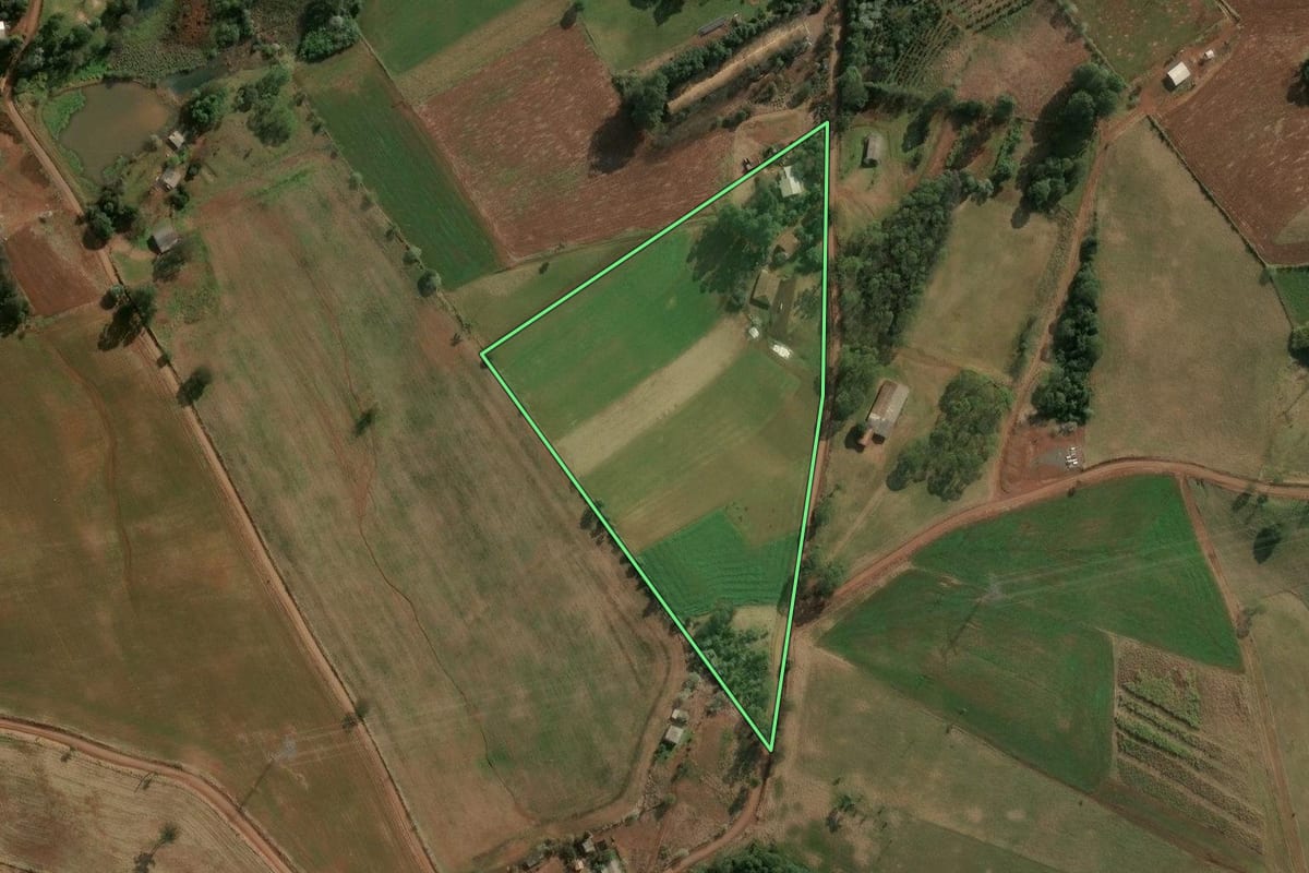 Imagem de satélite do imóvel rural em Guatambú (SC), com o contorno declarado no CAR desenhado por cima.