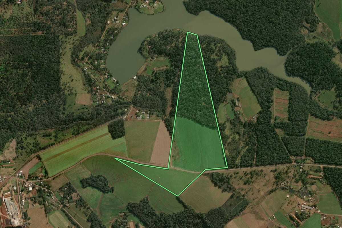 Imagem de satélite do imóvel rural em Guatambú (SC), com o contorno declarado no CAR desenhado por cima.