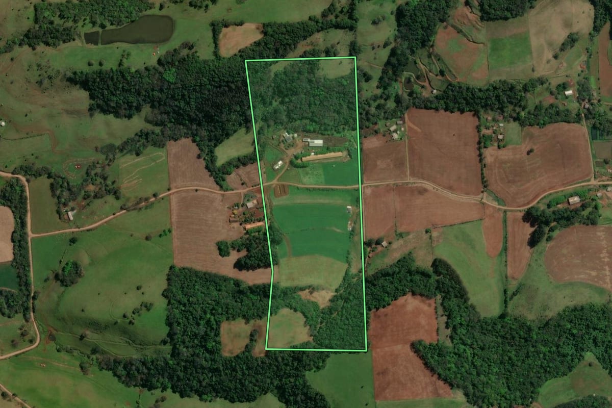 Imagem de satélite do imóvel rural em Guatambú (SC), com o contorno declarado no CAR desenhado por cima.