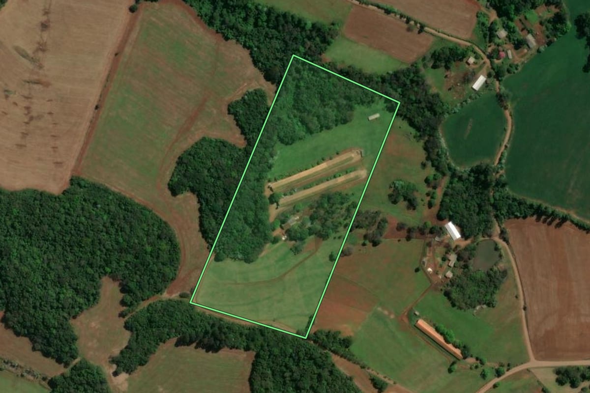 Imagem de satélite do imóvel rural em Guatambú (SC), com o contorno declarado no CAR desenhado por cima.