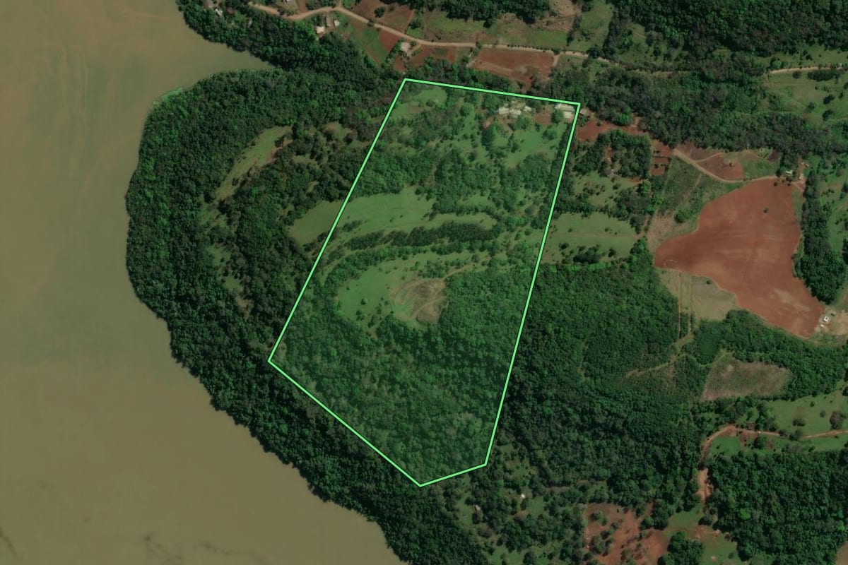 Imagem de satélite do imóvel rural em Guatambú (SC), com o contorno declarado no CAR desenhado por cima.