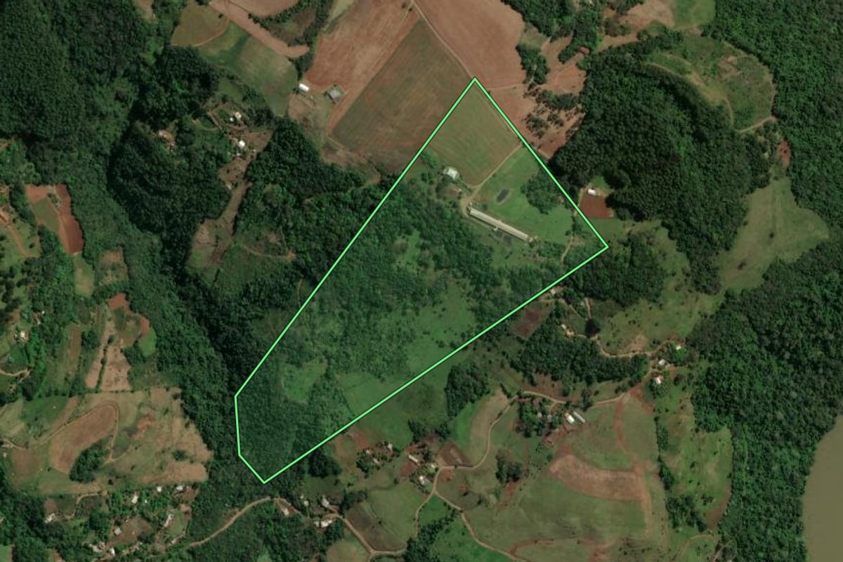 Imagem de satélite do imóvel rural em Guatambú (SC), com o contorno declarado no CAR desenhado por cima.