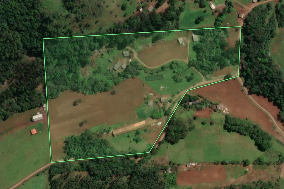 Imagem de satélite do imóvel rural em Guatambú (SC), com o contorno declarado no CAR desenhado por cima.