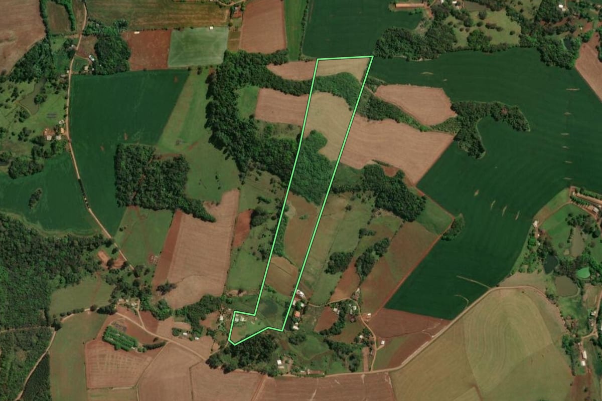 Imagem de satélite do imóvel rural em Guatambú (SC), com o contorno declarado no CAR desenhado por cima.