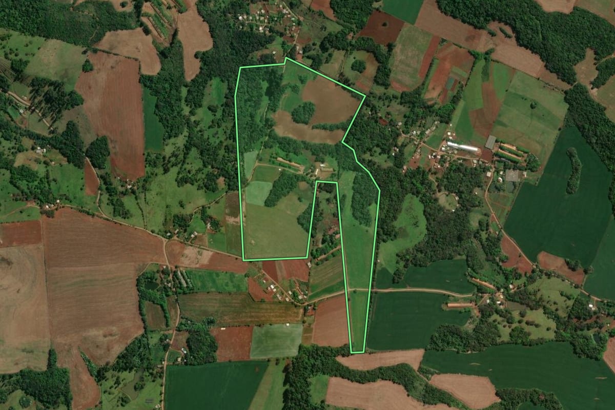 Imagem de satélite do imóvel rural em Guatambú (SC), com o contorno declarado no CAR desenhado por cima.