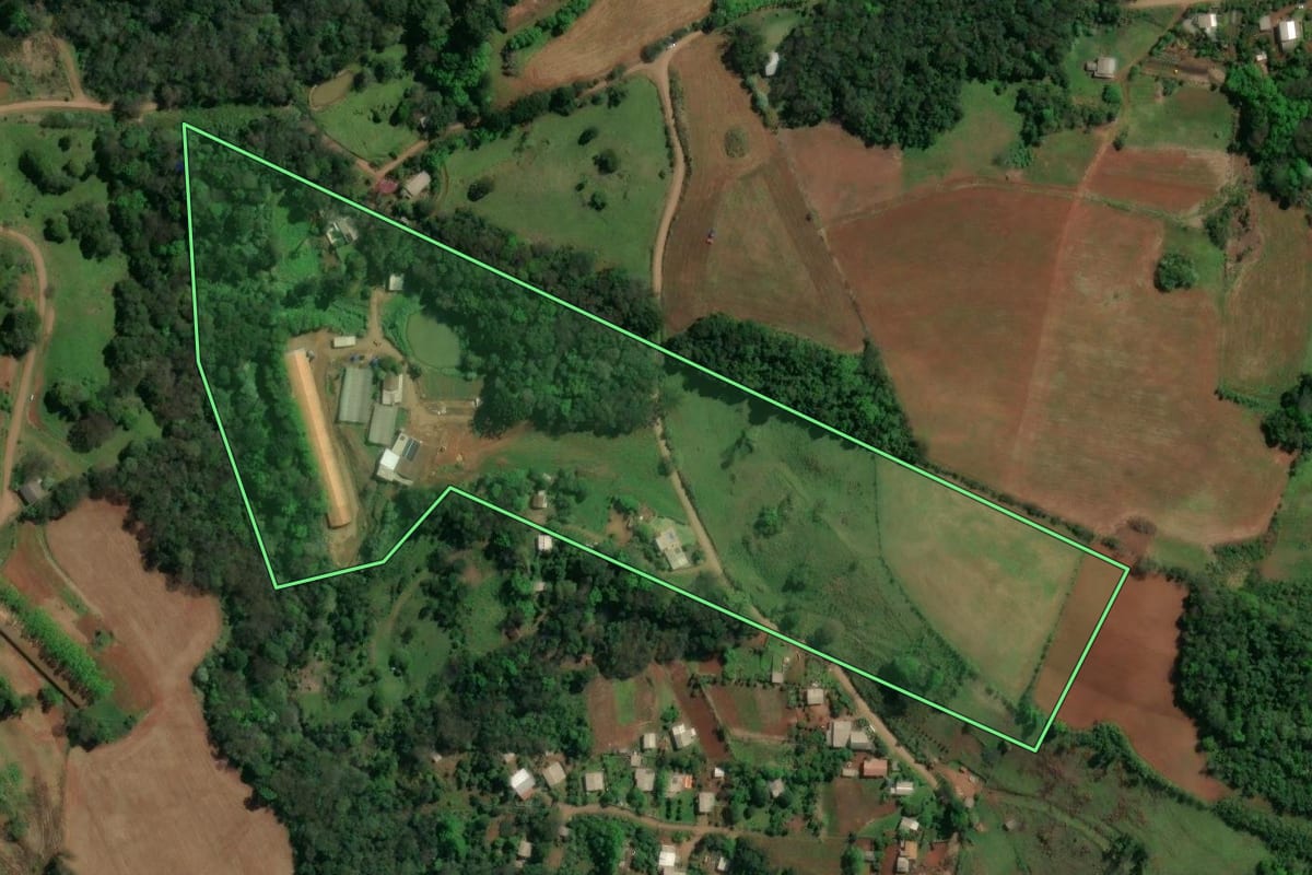 Imagem de satélite do imóvel rural em Guatambú (SC), com o contorno declarado no CAR desenhado por cima.