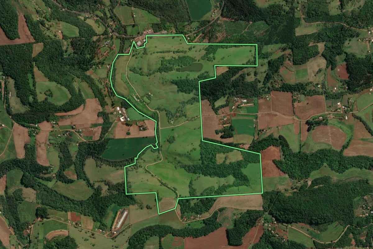 Imagem de satélite do imóvel rural em Guatambú (SC), com o contorno declarado no CAR desenhado por cima.