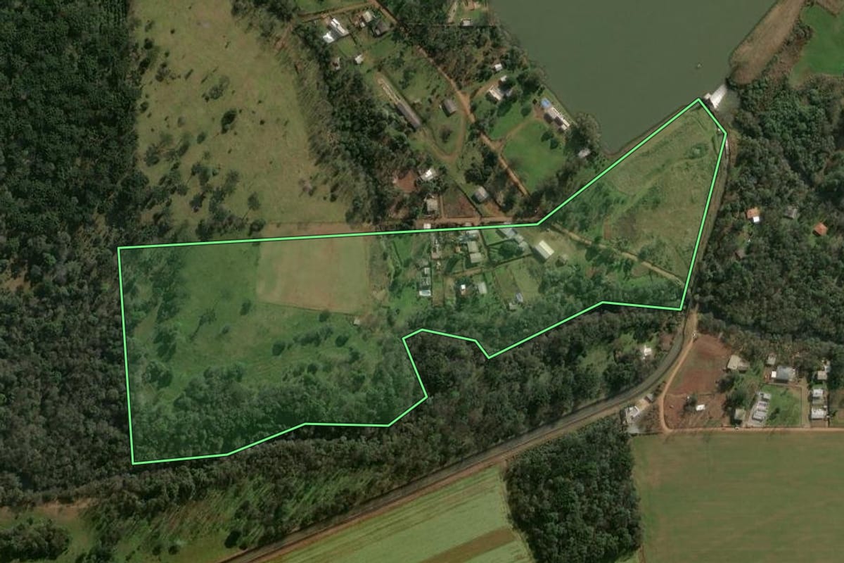 Imagem de satélite do imóvel rural em Guatambú (SC), com o contorno declarado no CAR desenhado por cima.