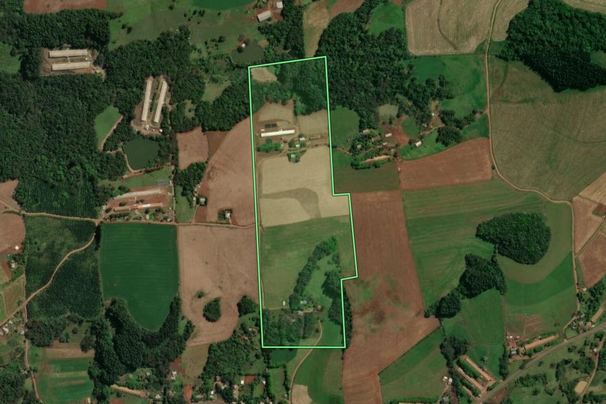 Imagem de satélite do imóvel rural em Guatambú (SC), com o contorno declarado no CAR desenhado por cima.
