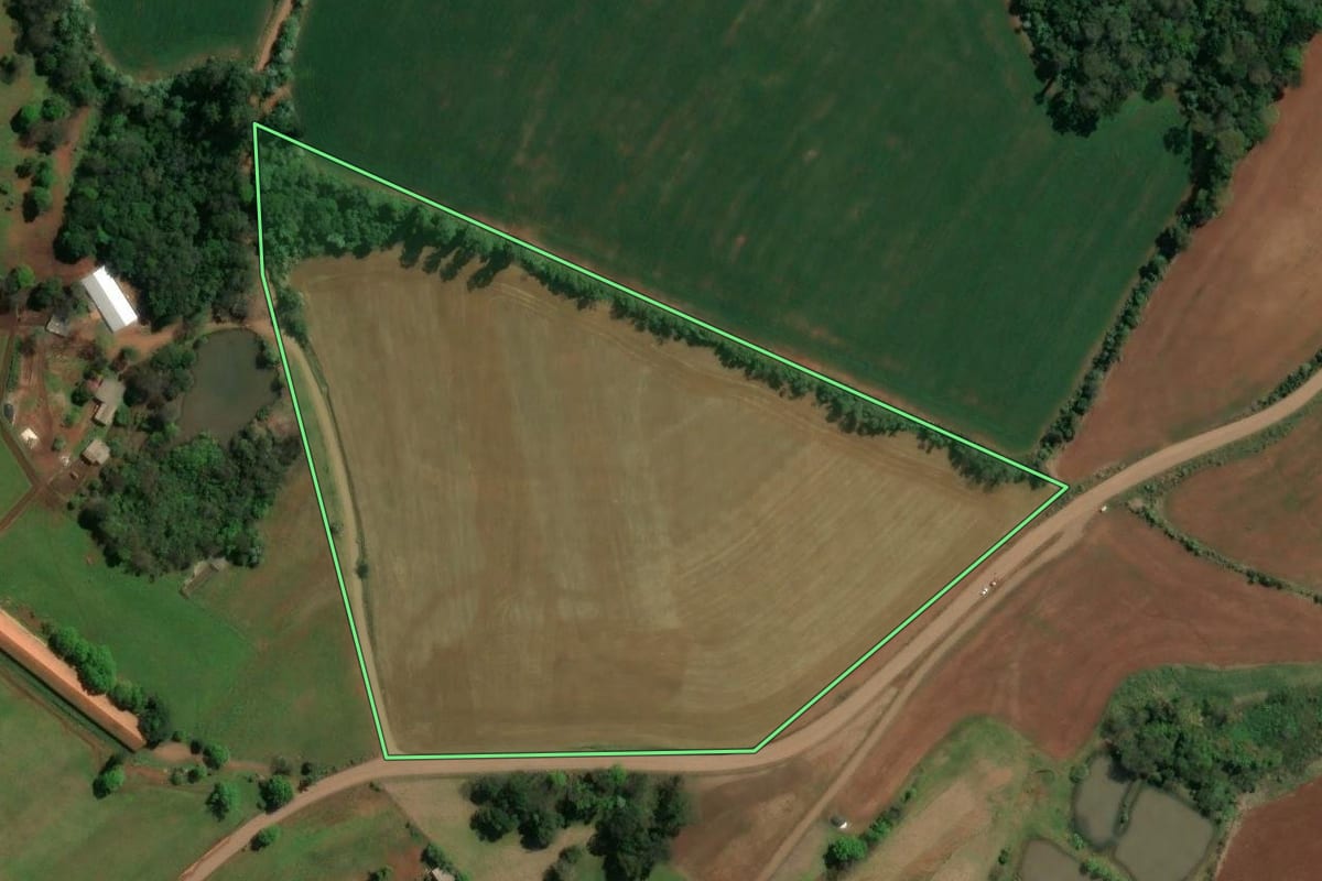 Imagem de satélite do imóvel rural em Guatambú (SC), com o contorno declarado no CAR desenhado por cima.