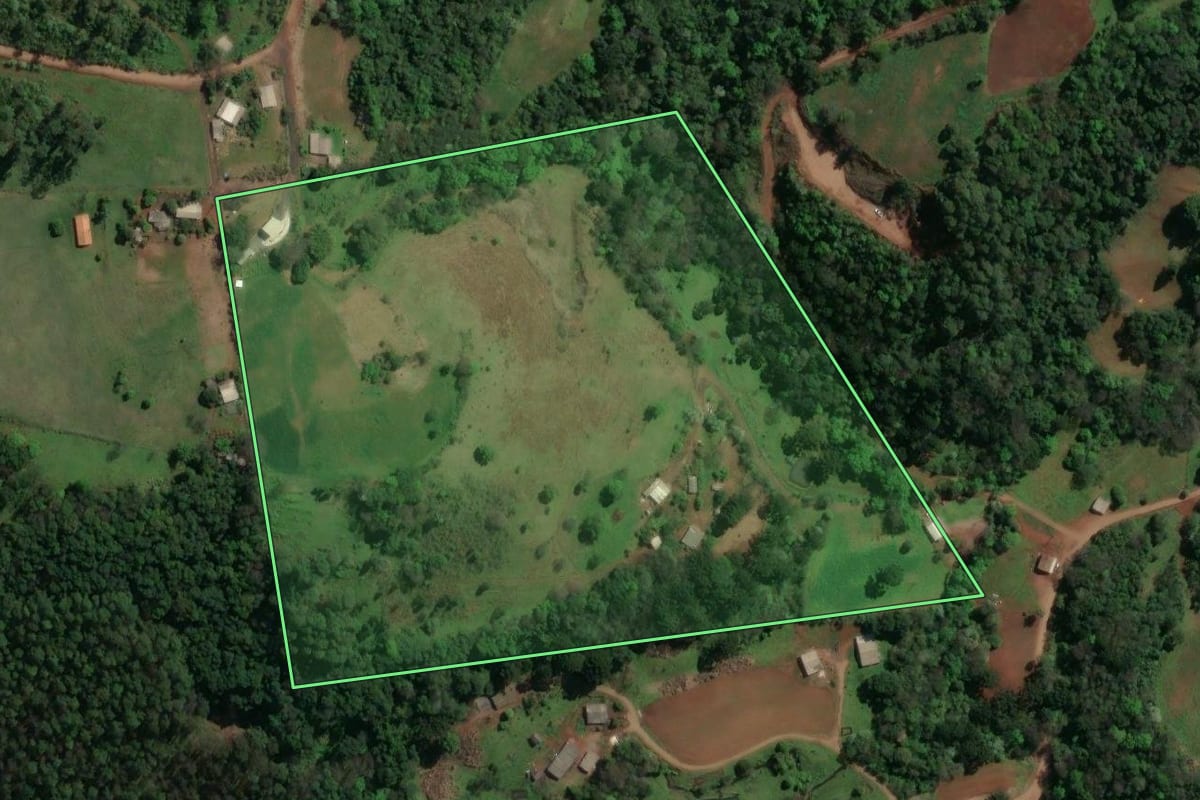 Imagem de satélite do imóvel rural em Guatambú (SC), com o contorno declarado no CAR desenhado por cima.