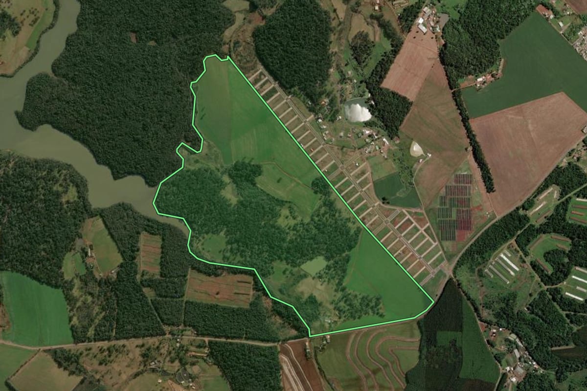 Imagem de satélite do imóvel rural em Guatambú (SC), com o contorno declarado no CAR desenhado por cima.