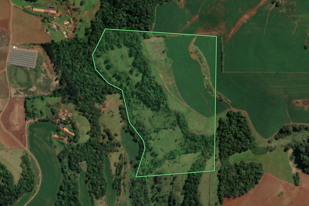 Imagem de satélite do imóvel rural em Guatambú (SC), com o contorno declarado no CAR desenhado por cima.