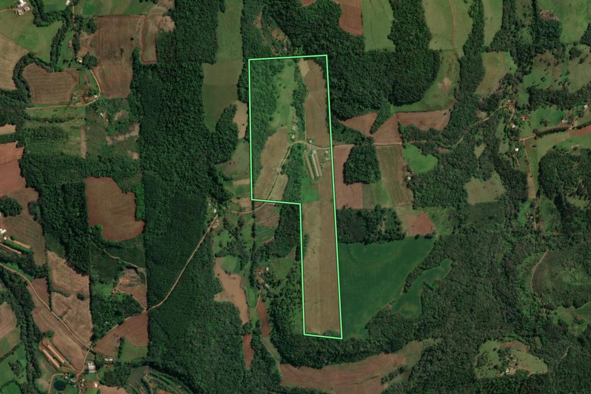 Imagem de satélite do imóvel rural em Guatambú (SC), com o contorno declarado no CAR desenhado por cima.