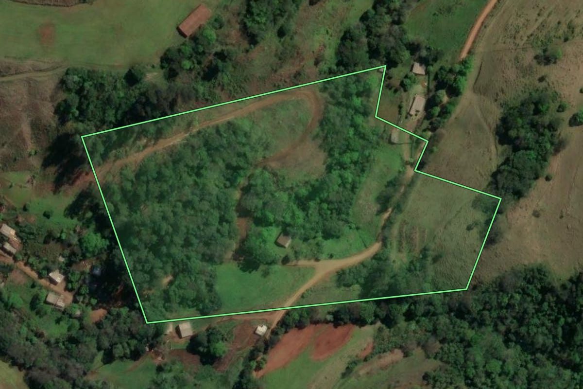 Imagem de satélite do imóvel rural em Guatambú (SC), com o contorno declarado no CAR desenhado por cima.