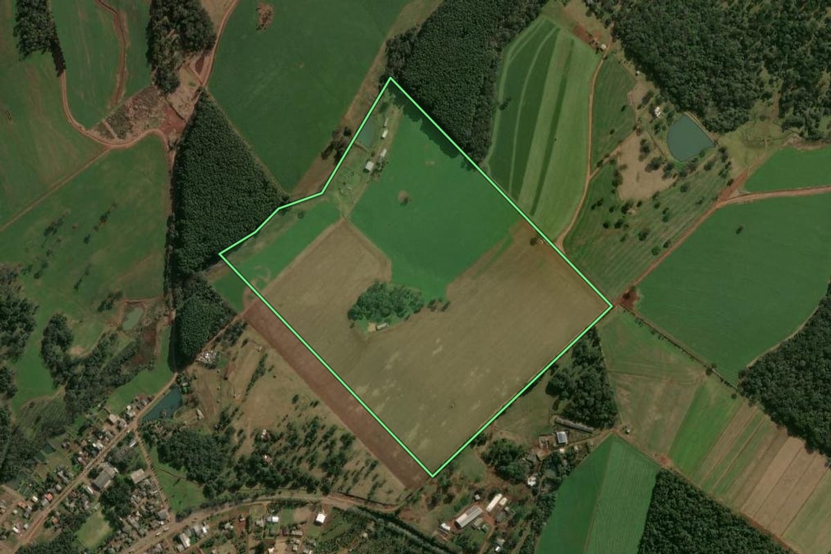 Imagem de satélite do imóvel rural em Guatambú (SC), com o contorno declarado no CAR desenhado por cima.
