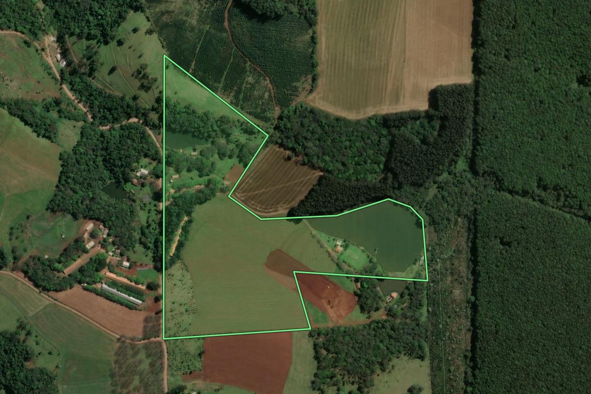 Imagem de satélite do imóvel rural em Guatambú (SC), com o contorno declarado no CAR desenhado por cima.
