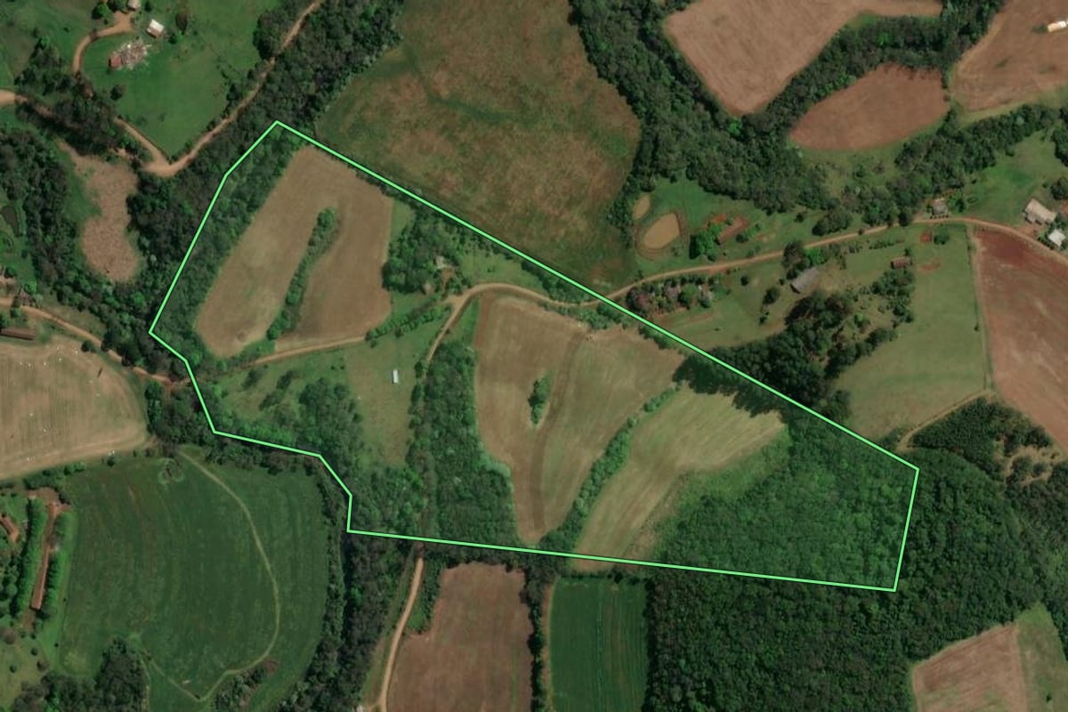 Imagem de satélite do imóvel rural em Guatambú (SC), com o contorno declarado no CAR desenhado por cima.