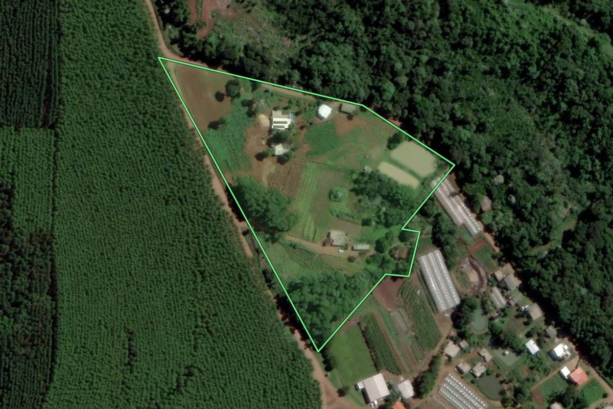 Imagem de satélite do imóvel rural em Guatambú (SC), com o contorno declarado no CAR desenhado por cima.