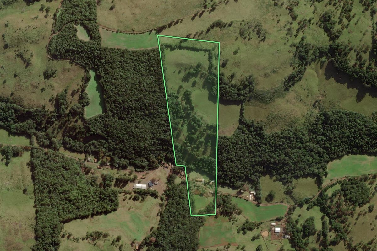 Imagem de satélite do imóvel rural em Herval d'Oeste (SC), com o contorno declarado no CAR desenhado por cima.