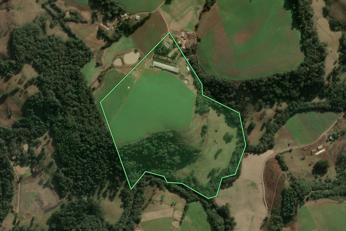 Imagem de satélite do imóvel rural em Herval d'Oeste (SC), com o contorno declarado no CAR desenhado por cima.