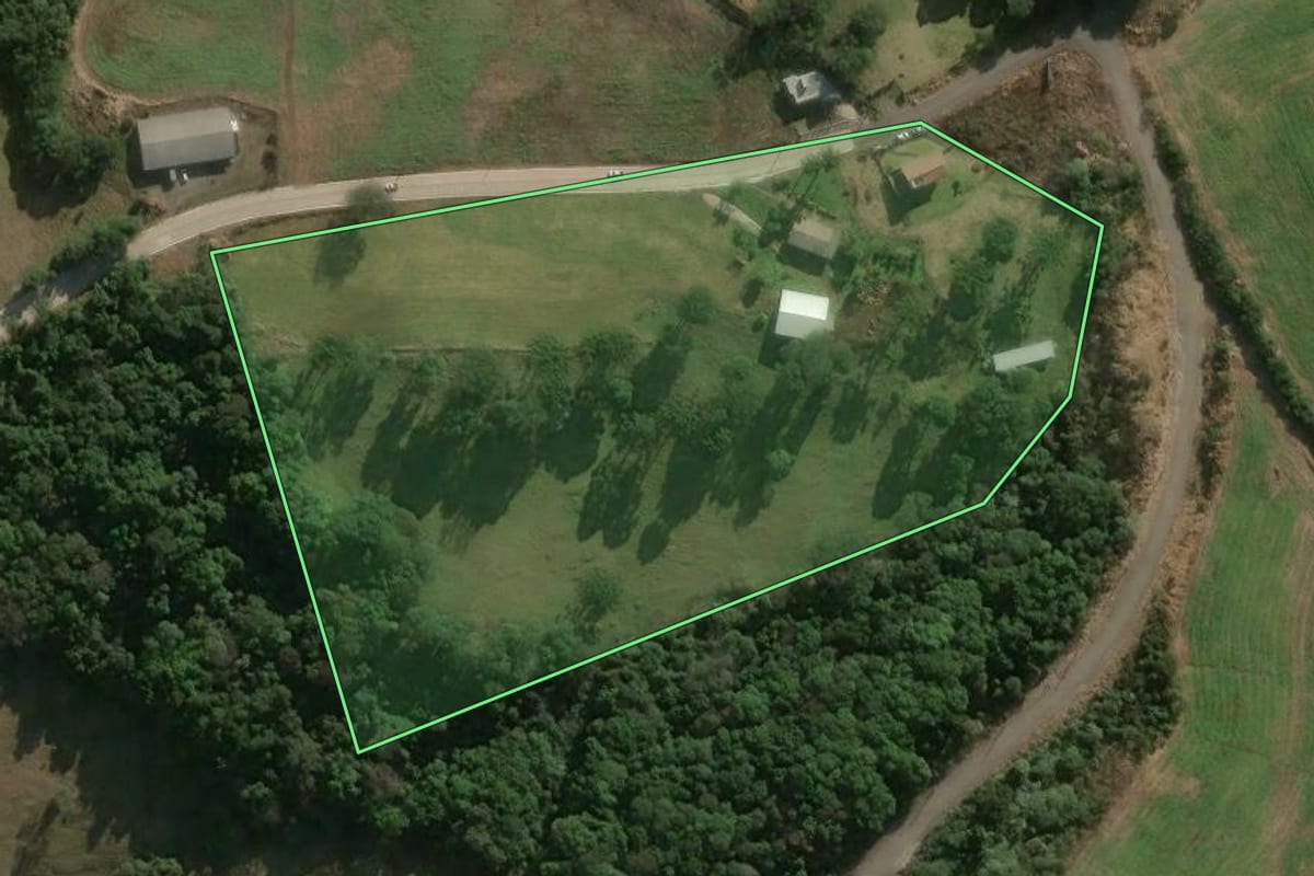 Imagem de satélite do imóvel rural em Herval d'Oeste (SC), com o contorno declarado no CAR desenhado por cima.