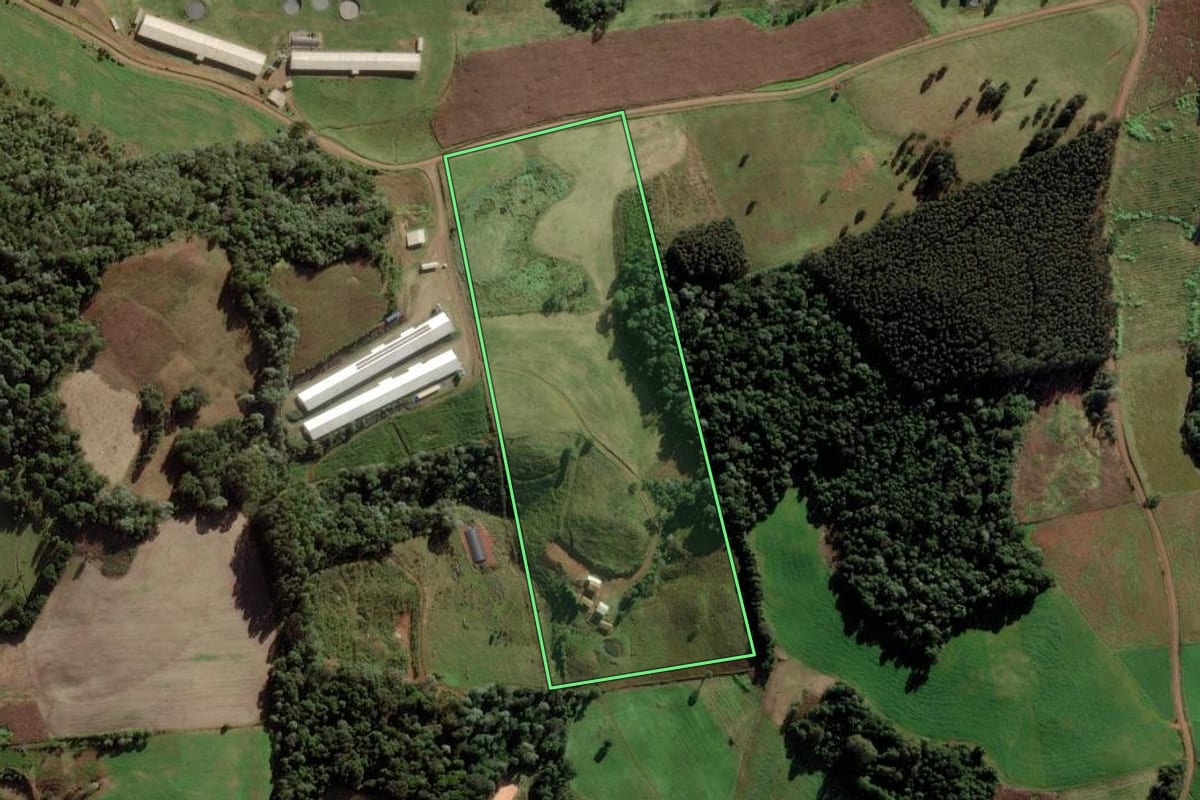 Imagem de satélite do imóvel rural em Herval d'Oeste (SC), com o contorno declarado no CAR desenhado por cima.