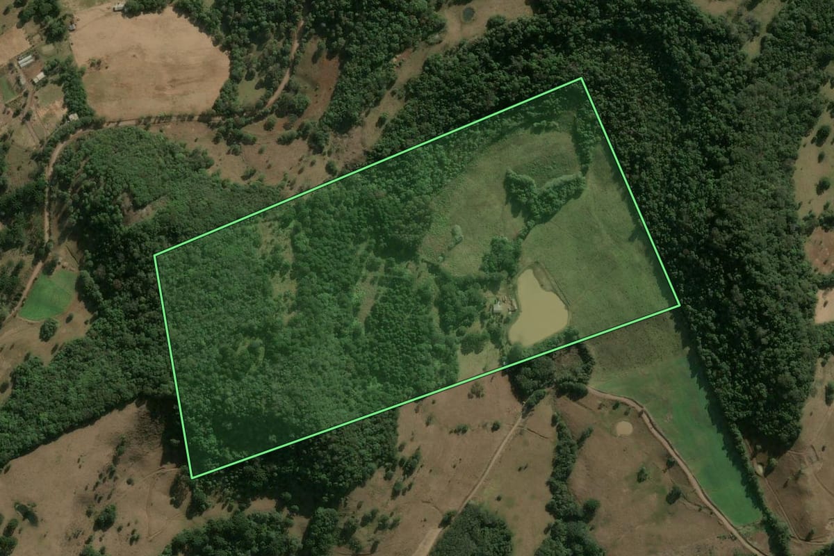 Imagem de satélite do imóvel rural em Herval d'Oeste (SC), com o contorno declarado no CAR desenhado por cima.
