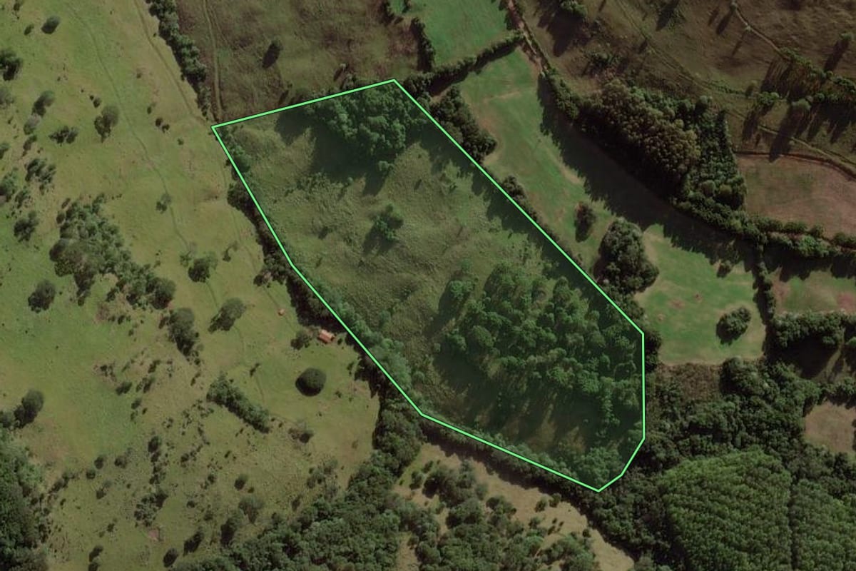 Imagem de satélite do imóvel rural em Herval d'Oeste (SC), com o contorno declarado no CAR desenhado por cima.