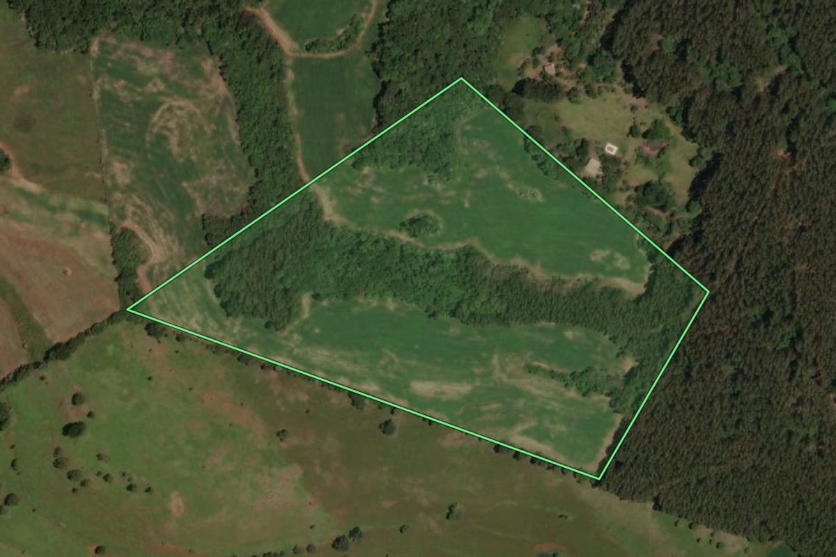 Imagem de satélite do imóvel rural em Herval d'Oeste (SC), com o contorno declarado no CAR desenhado por cima.