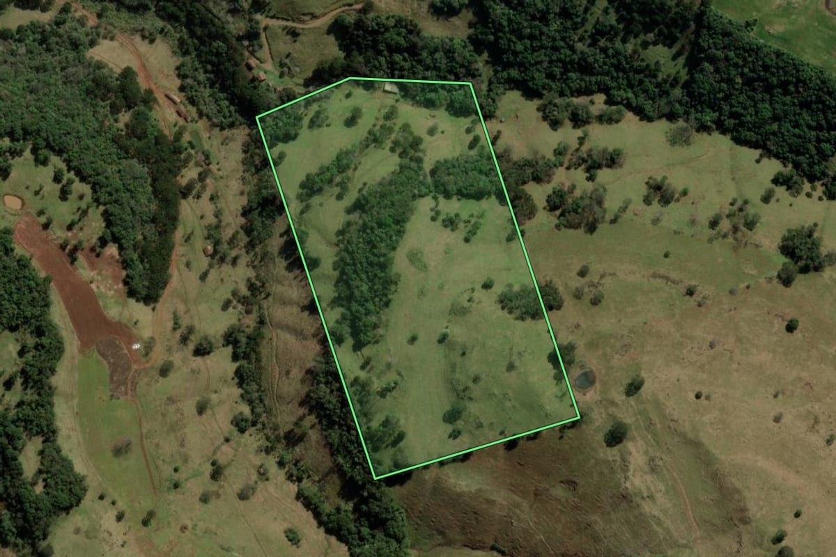 Imagem de satélite do imóvel rural em Herval d'Oeste (SC), com o contorno declarado no CAR desenhado por cima.