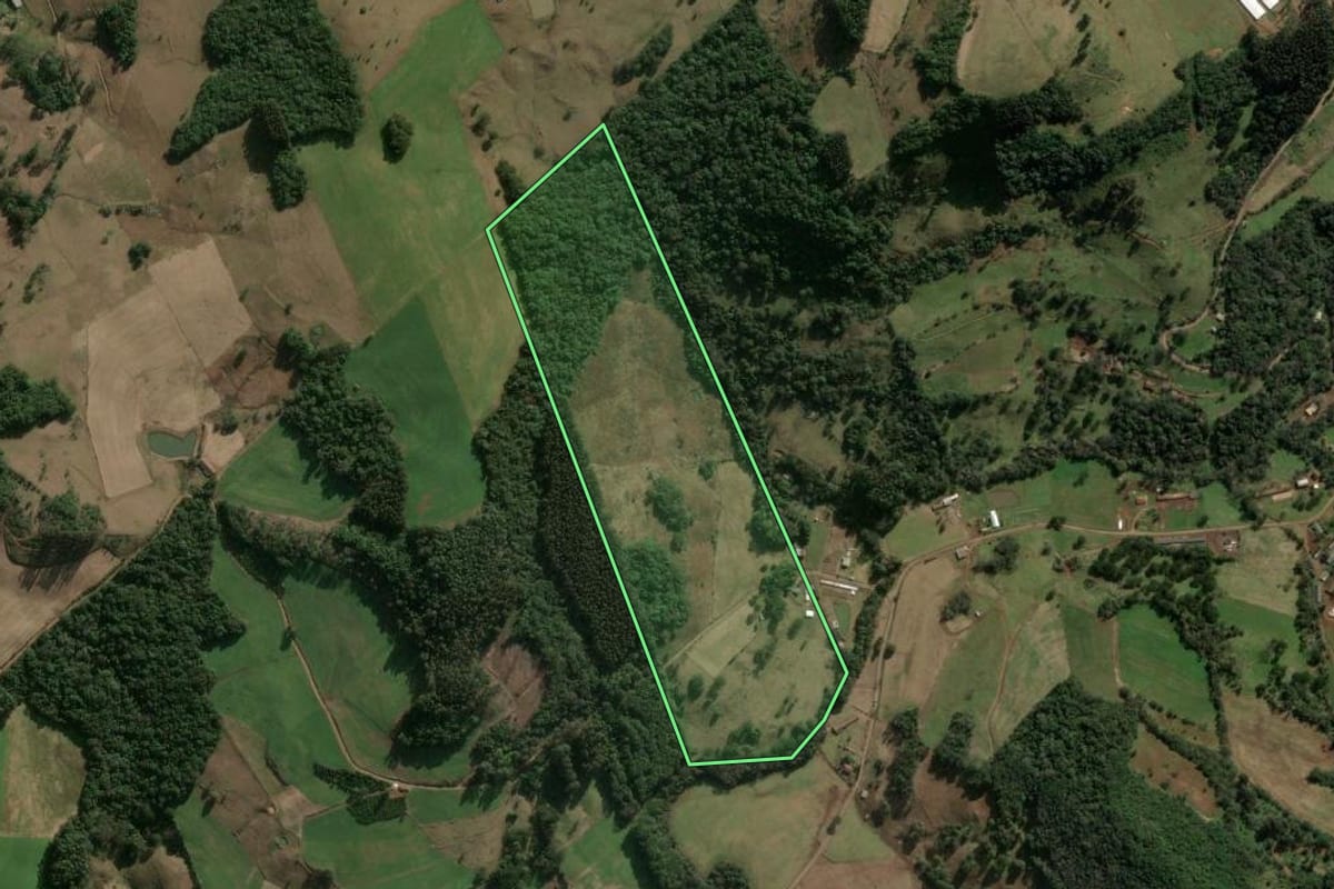 Imagem de satélite do imóvel rural em Herval d'Oeste (SC), com o contorno declarado no CAR desenhado por cima.