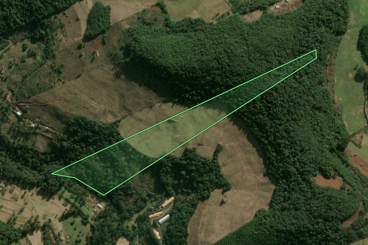 Imagem de satélite do imóvel rural em Herval d'Oeste (SC), com o contorno declarado no CAR desenhado por cima.