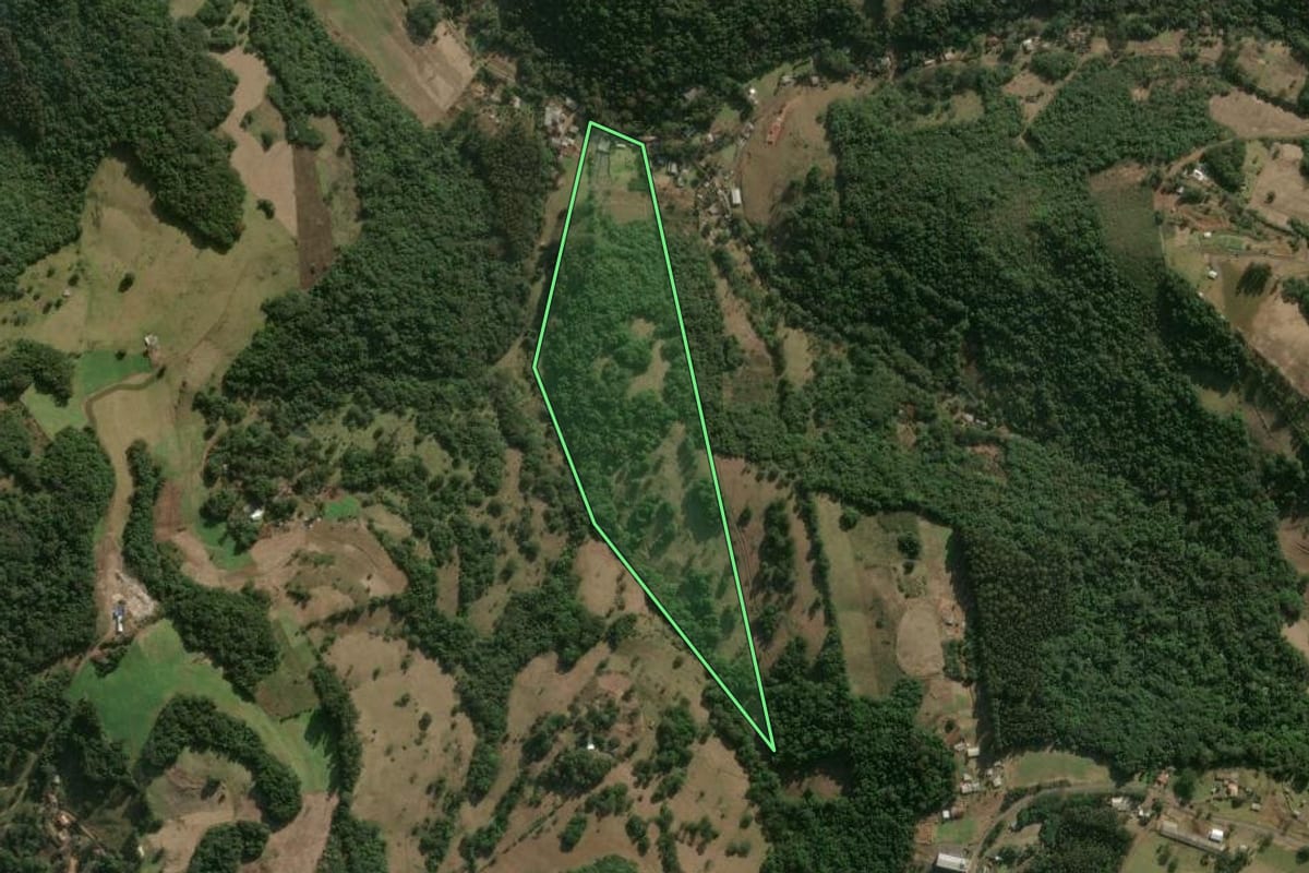 Imagem de satélite do imóvel rural em Herval d'Oeste (SC), com o contorno declarado no CAR desenhado por cima.