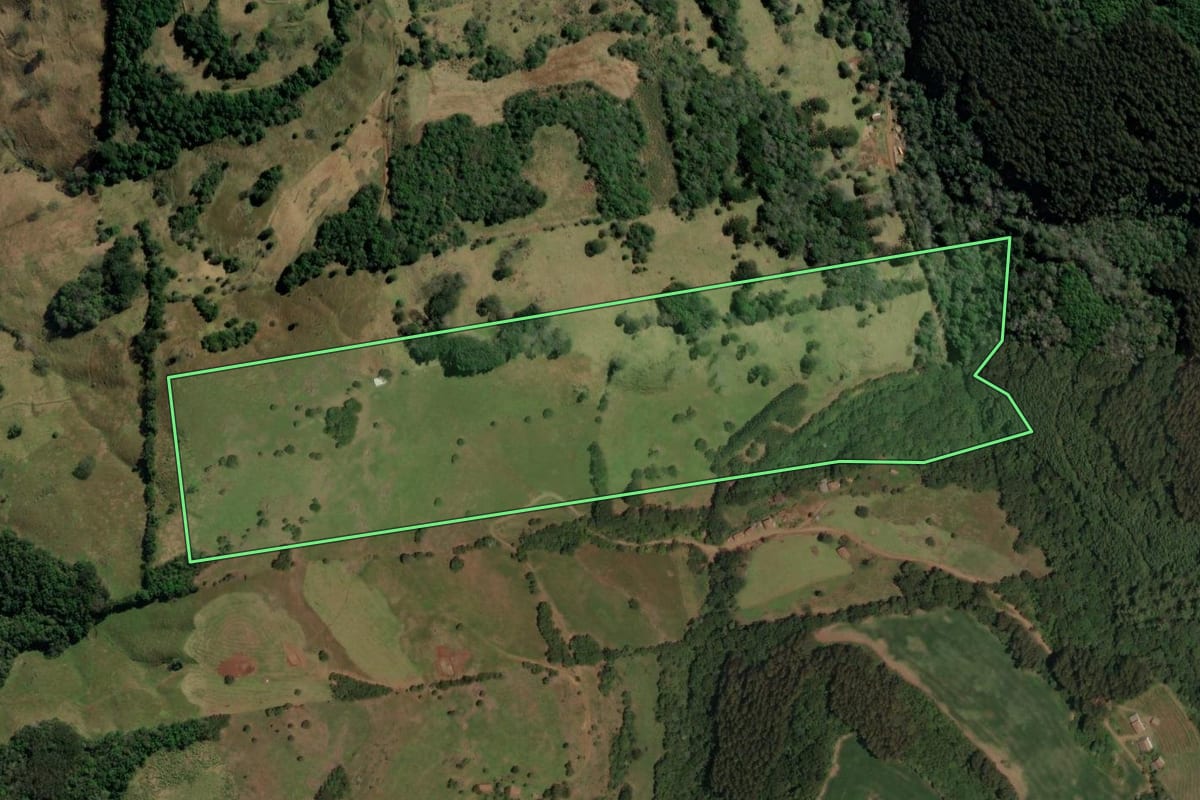 Imagem de satélite do imóvel rural em Herval d'Oeste (SC), com o contorno declarado no CAR desenhado por cima.