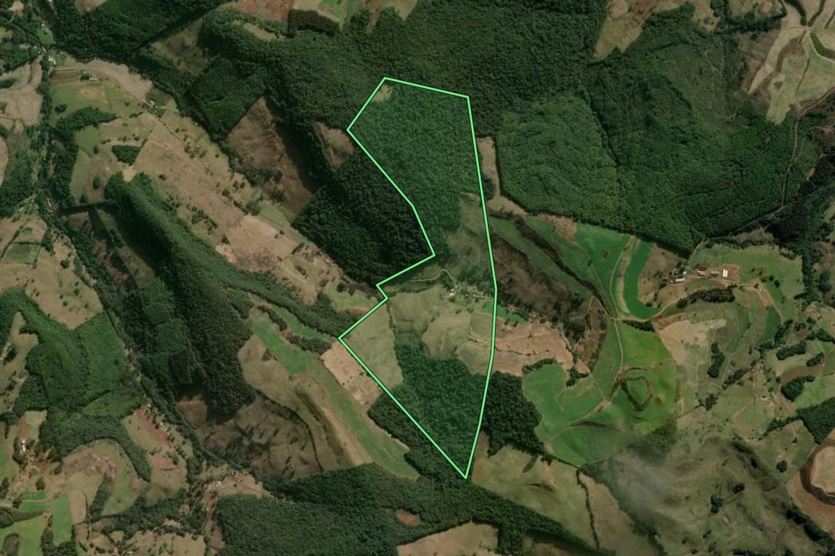 Imagem de satélite do imóvel rural em Herval d'Oeste (SC), com o contorno declarado no CAR desenhado por cima.
