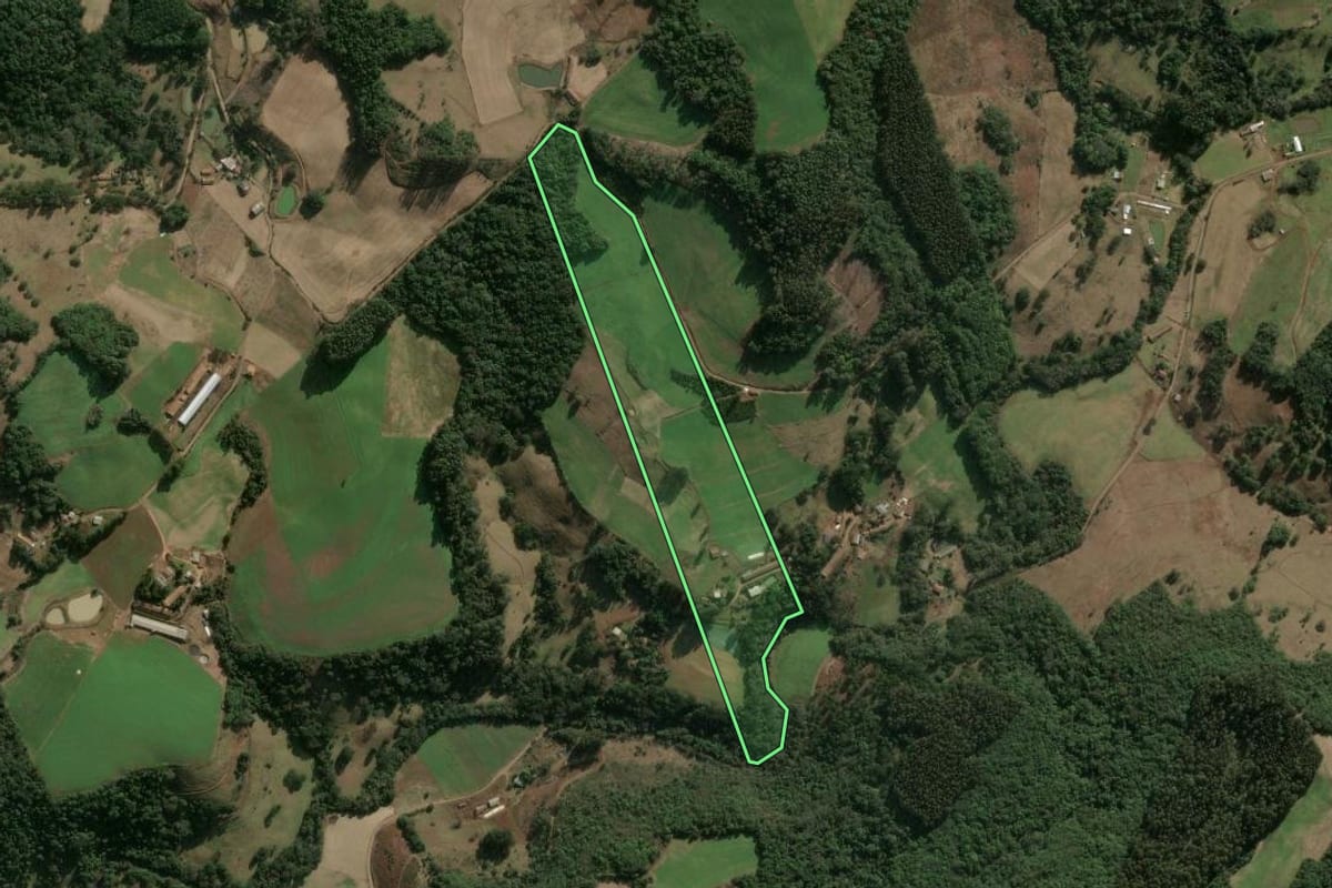 Imagem de satélite do imóvel rural em Herval d'Oeste (SC), com o contorno declarado no CAR desenhado por cima.